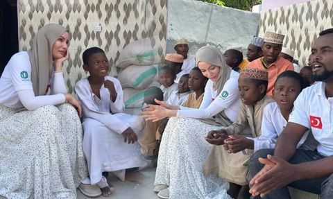 Gamze Özçelik, Deprem Bölgesinde Yardım Çalışmalarına Devam Ediyor