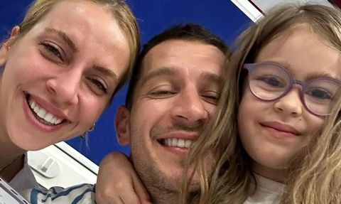 Ünlü Oyuncu Uraz Kaygılaroğlu ve Eski Eşi Melis İşiten, Kızlarının Karne Gününde Bir Araya Geldi