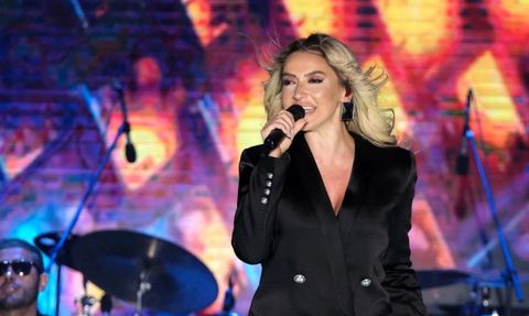 Murat Boz ve Hadise İzmir Menemen Konserinde Sahne Aldı