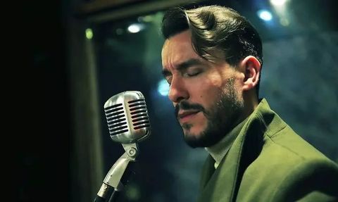 Cem Adrian İzmir Konserinde Hayranlarını Sitem Etti