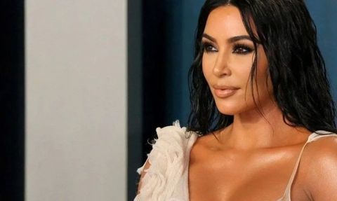 Kim Kardashian Altın Rengi Bikinisiyle Poz Verdi
