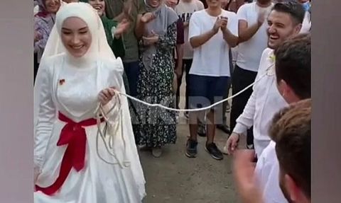 Gelinin Damada Tasma Takması Yeni Bir Düğün Adeti Olabilir mi?