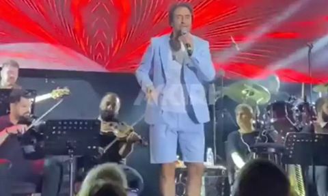 Mahsun Kırmızıgül'ün Sahnede Şort Kombini