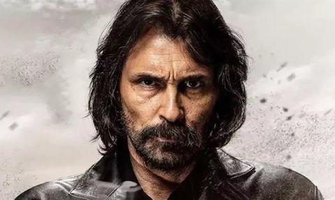 Erdal Beşikçioğlu'nun Galada İlginç Tarzıyla Dikkat Çekmesi