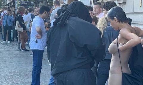 Kanye West ve Eşi Bianca Censori Berlin'deki Türk Dönercide Sıra Bekledi