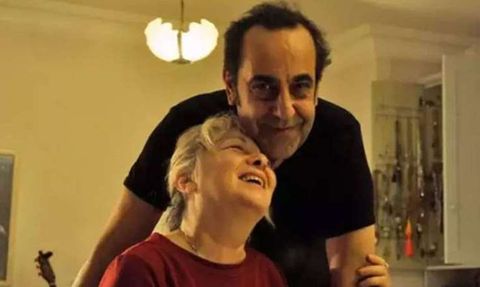 Özkan Uğur'un Eşi Aysun Aslan Uğur'a Yaşam Boyu Onur Ödülü Verildi