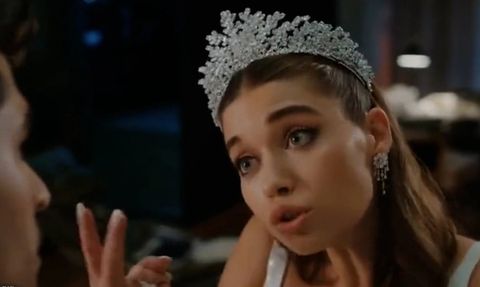 Afra Saraçoğlu'nun Oyunculuğu Sosyal Medyanın Diline Düştü