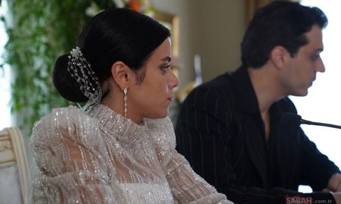 Boynunda Barbar'ın, Parmakında Kara'nın Yüzüğü