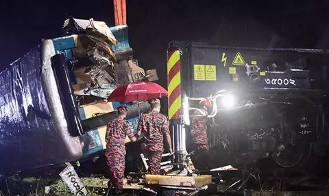 Bangladeş'te Yolcu Treni ile Yük Treni Çarpıştı: 13 Ölü