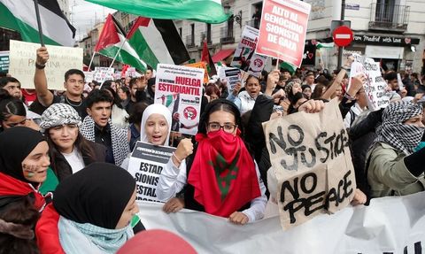 İspanya'da Öğrenciler Filistin İçin Gösteri Düzenledi