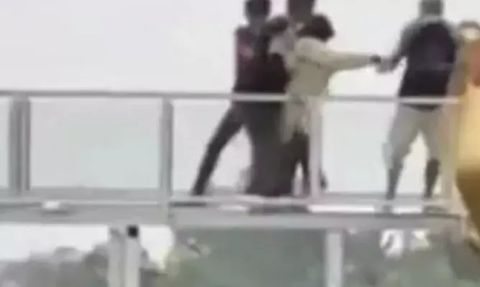 Cam Köprü Çöktü: Bir Turist Hayatını Kaybetti