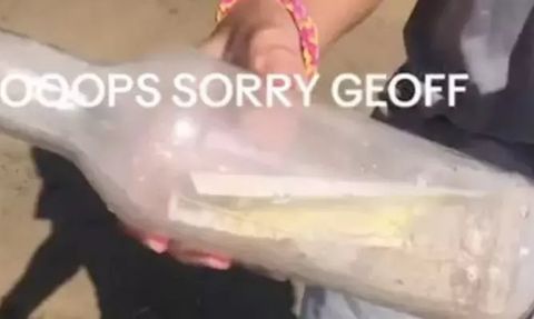 Avustralyalı Çift Şişede Şoke Edici Bir Not Buldu