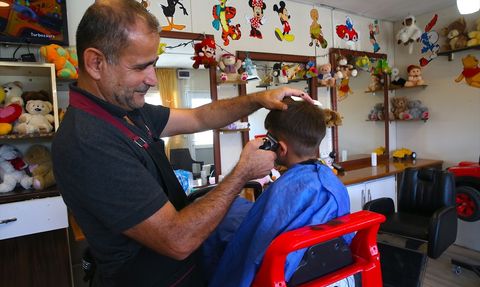 Depremzede Çocuk Berberi Fikret Demirkol'un Umut Dolu Hikayesi