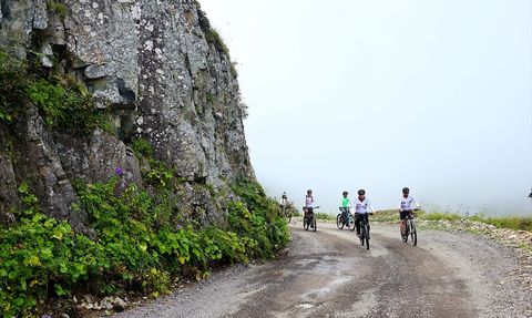 Zorlu Derebaşı Virajları: Doğa ve Adrenalin Tutkunlarının Tercihi