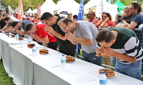 Bursa'da Cantık Yeme Yarışmasında Altın Kazanan Şampiyon