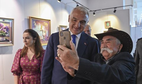 Kültür Bakanı Ersoy, Ankara Kültür Yolu Festivali'nde Sanat Etkinliklerini Ziyaret Etti