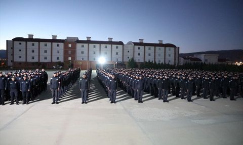 Erzincan'da Polis Adaylarından Işıklı Koreografi Gösterisi