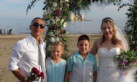 Meme Kanserini Yenmek İçin Temsili Düğün Sürprizi