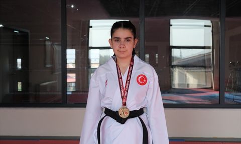 13 Yaşındaki Karateci Sare Kaya Hedefini Büyütüyor