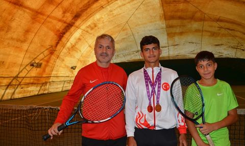 Milli Tenisçi Emirhan Bulut'un Hedefi İlk 100