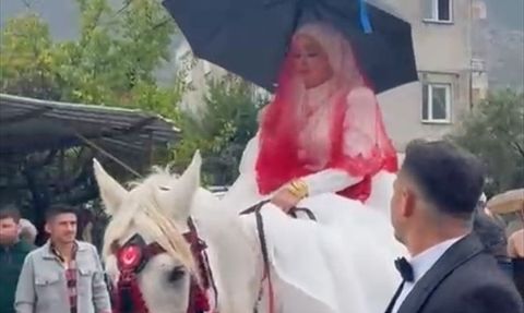 Yağmur Altında Şemsiyeli Düğün Turu: Yörük Gelenekleri Canlanıyor