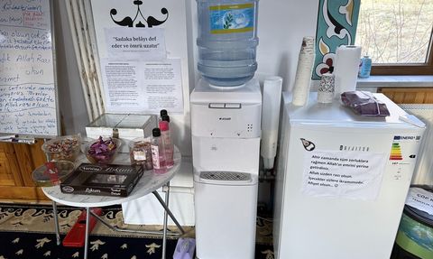 Erzurum'daki Camide Mola Veren Yolculara İkramlar Sunuluyor