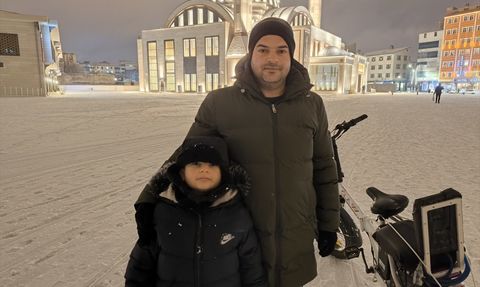 Kars'ta Baba ve Oğlundan Elektrikli Bisikletle Eğlenceli Kızak Keyfi