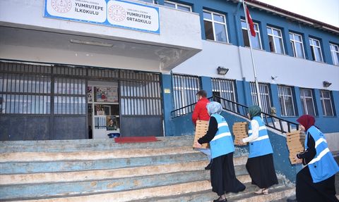 Siverek'te 'Neşeli' Maskot İle Pizza Dağıtımı