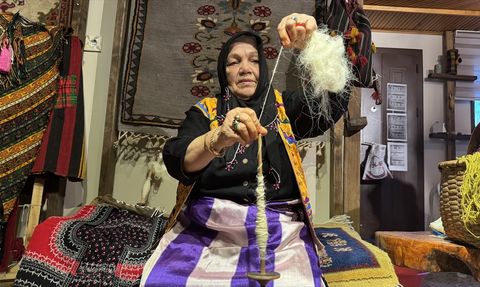 Trabzon'da Aronya Boyasıyla Geleneksel Halı Dokuma