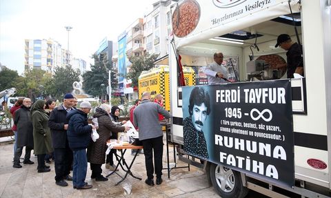 Manisa'da Ferdi Tayfur İçin Lokma İkramı