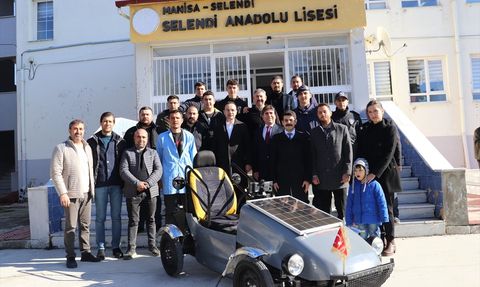 Manisa'da Liseli Öğrencilerden Güneş Enerjili Elektrikli Araç