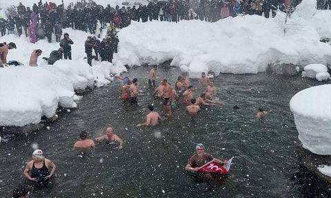 Rize'de 9. Kış Yüzme Şenliği Coşku ile Gerçekleşti