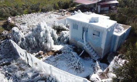 Mersin'de Soğuk Hava Su Deposunu Buzla Kapladı