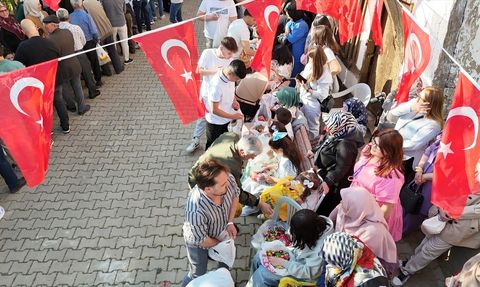 Bilecik'te 6 Asırlık Şeker Atma Geleneği Devam Ediyor