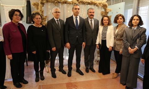 Eskişehir'de "Cam Tavanı Kıran Kadınlar" Sergisi Açıldı