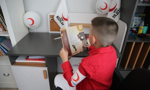Türk Kızılay'dan Minik Gönüllüye Yılbaşı Sürprizi