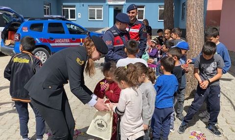 Yozgat'ta Jandarma Çocuklara Bayram Tıraşı Yaptı