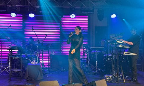 Aşkın Nur Yengi'den Antalya'da Duygulandıran Konser