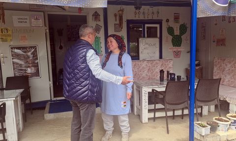 Deprem Kahramanı Öğretmen, Kurtardığı Kadını Ziyaret Etti