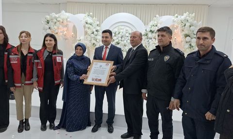 Zonguldaklı Çift, 40. Evlilik Yıl Dönümünü Düğünle Kutladı