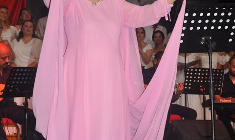 Bedia Akartürk Ödemiş'te Koro Şefliği Yaptı