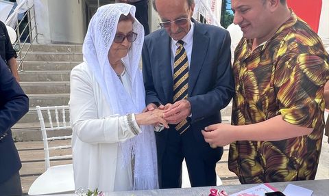 Evliliklerinin 70. Yılında Mutluluğu Yenileyen Çift