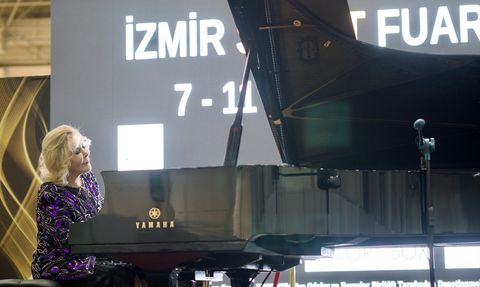 İzmir'de 2. Uluslararası Sanat ve Antika Fuarı Açıldı