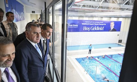 Zeytinburnu'nda Veliefendi Kapalı Yüzme Havuzu Açıldı