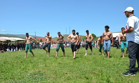 Kars'ta Geleneksel Karakucak Güreş Şenlikleri Düzenlendi