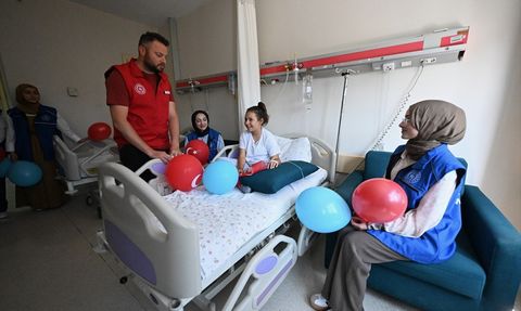 Tedavi Gören Çocuklara Karneleri Ziyaretle Teslim Edildi