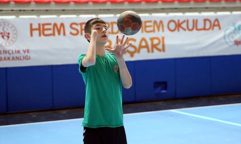 Tek Eliyle Başarıyı Yakalayan Genç Hentbolcu