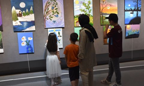 Trabzon'da Çocukların Sanatla Büyüdüğü Karma Sergi Açıldı