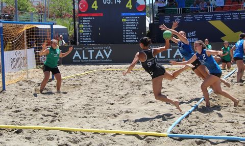 17 Yaş Altı EHF Avrupa Plaj Hentbol Şampiyonası Antalya'da Devam Ediyor