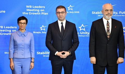 AB Komisyonu Üyesi Kos'tan Kuzey Makedonya'ya Destek Mesajı